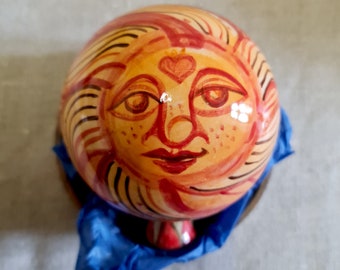 La grande boule "Soleil" est une pièce unique réalisée à la main. La céramique est cuite à partir d'argile légère et peinte et émaillée à la main avec amour.