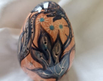 L'œuf « Diestel » est une pièce unique réalisée à la main. La céramique est cuite à partir d'argile légère et peinte et émaillée à la main avec amour.