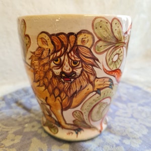 The "Lion" vase is handmade and unique. The ceramic is fired from white clay, lovingly hand-painted and glazed.