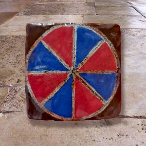 Tile &quot;Corda Seca Wheel&quot; handmade ceramic tile made of terracotta-colored clay, Corda Seca with engobe blue/brown, glazed