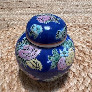 Vintage Chinese porcelain floral ginger jar with a lid. Small size 4 inch Pretty colors blue pink green and yellow. Perfect condition.