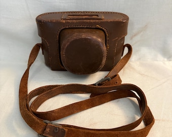 Vintage Kodak 35 camera in 1938 first US-made 35mm camera from the Eastman Kodak Company with leather carry case. Untested
