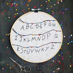 Letras em moldura bordadas à mão Stranger Things, decoração de parede, presentes originais