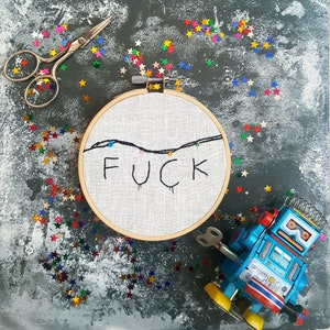 Moldura bordada à mão Letras Stranger Things FODA, decoração de parede, presentes originais Stranger Things