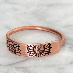Anillo de girasol de cobre, hecho a mano, diseño floral estampado a mano, joyería minimalista, regalo para ella.