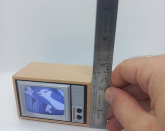 Miniature working retro TV (v2), 1/12 scale for dollhouse and roombox.