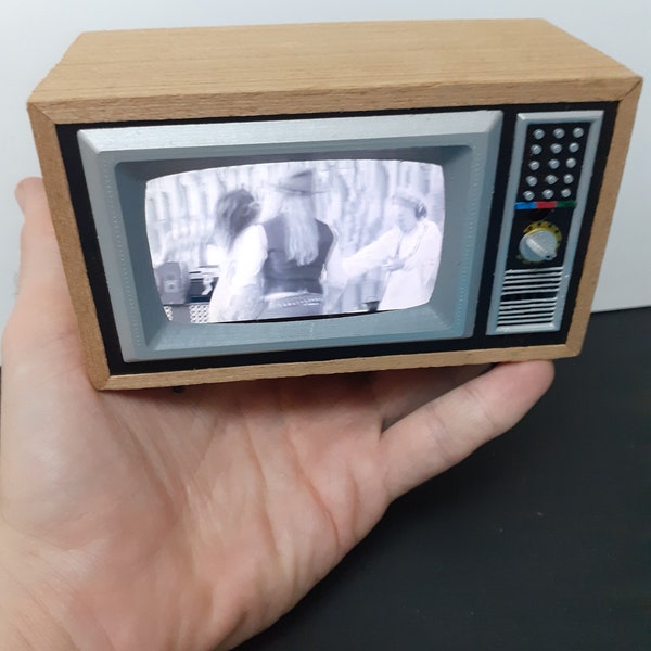 Miniature working retro TV, 1/6 scale for dollhouse and roombox.