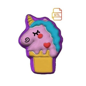 Può includere: Un cono gelato di unicorno stampato in 3D con un corpo rosa, una criniera blu e un cono giallo. L'unicorno ha gli occhi chiusi, un cuore rosa sul petto e un corno dorato.