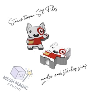 Op de afbeelding: Twee cartoon honden stro toppers in rood en wit, een met een koffiekopje. De toppers zijn in reguliere en Stanley maten. Tekst op de afbeelding luidt "Straw Topper Stl Files" en "Mesh Magic Studio."