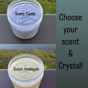 Pode incluir: Dois frascos de pl&aacute;stico transparente cheios de manteiga corporal perfumada. Um frasco cont&eacute;m manteiga de cor lavanda com a etiqueta "Scent: Candy". O outro frasco cont&eacute;m manteiga amarelo p&aacute;lido com a etiqueta "Scent: Vineapple". O texto &agrave; direita diz "Choose your scent & Crystal!"