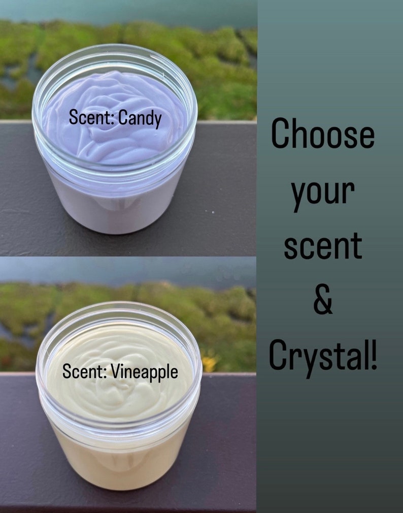Pode incluir: Dois frascos de pl&aacute;stico transparente cheios de manteiga corporal perfumada. Um frasco cont&eacute;m manteiga de cor lavanda com a etiqueta "Scent: Candy". O outro frasco cont&eacute;m manteiga amarelo p&aacute;lido com a etiqueta "Scent: Vineapple". O texto &agrave; direita diz "Choose your scent & Crystal!"