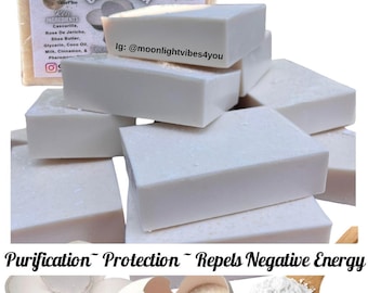 Könnte beinhalten: Ein Stapel weißer, rechteckiger Seifenstücke. Das Bild zeigt ein verpacktes Seifenstück mit dem Text "Cascarilla" und "Key Ingredients". Der Text "Purification Protection Repels Negative Energy" ist ebenfalls sichtbar.