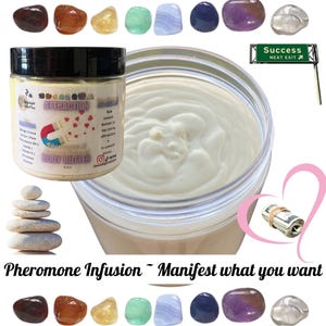 Pode incluir: Um pote de manteiga corporal com tampa preta, rotulado como "Attraction Pheromone & Supplemental Body Butter". A imagem inclui v&aacute;rias pedras preciosas, uma pilha de pedras, uma placa com "Success Next Exit" e um ma&ccedil;o de dinheiro.