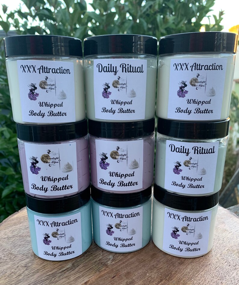 Pode incluir: Uma cole&ccedil;&atilde;o de oito potes de manteiga corporal batida com tampas pretas. Cada pote tem um r&oacute;tulo com o texto "XXX Attraction" ou "Daily Ritual" e "Whipped Body Butter". Os r&oacute;tulos tamb&eacute;m apresentam um gr&aacute;fico de uma mulher e uma lua crescente.