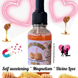 Può includere: Una bottiglia di vetro trasparente di olio per il corpo "Dulce De Honey" con un contagocce nero. L'etichetta presenta testo e immagini di favi. Contorni di cuore rosa e cucchiai di miele accentuano il design. Sono visibili anche le parole "Self sweetening ~ Magnetism ~ Divine Love".