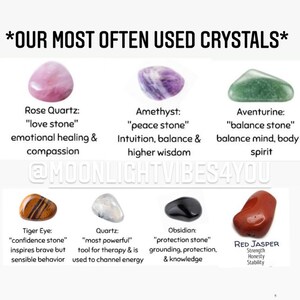 Pode incluir: Uma imagem mostrando oito cristais polidos, incluindo quartzo rosa, ametista, aventurina, olho de tigre, quartzo, obsidiana e jaspe vermelho. Cada cristal &eacute; rotulado com seu nome e propriedades, como "pedra do amor" e "pedra da paz". O texto "NOSSOS CRISTAIS MAIS USADOS" est&aacute; no topo.