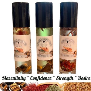 Può includere: Tre flaconi roll-on in vetro con tappi neri ed etichette. Le etichette recitano "Get It Up On Me", "The Man With The Plan" e "Him Not Them" con "Pheromone Attraction Oil". L'immagine mostra anche le parole "Masculinity Confidence Strength Desire".