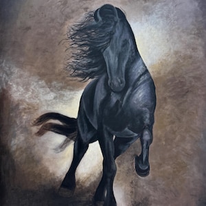 Könnte beinhalten: Ein schwarzes Pferd mit einer fließenden Mähne und einem Schweif, in einem dramatischen Stil vor einem braunen und beigefarbenen Hintergrund gemalt.