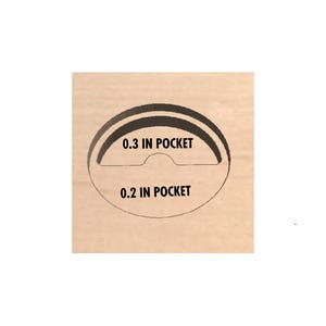 K&ouml;nnte beinhalten: Nahaufnahme einer Holzplatte mit zwei runden Ausschnitten. Der gr&ouml;&szlig;ere Ausschnitt ist mit "0.3 IN POCKET" beschriftet und der kleinere Ausschnitt mit "0.2 IN POCKET".