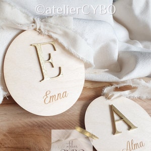 Médaillon initiale en bois peint Prénom gravé Carte annonce de naissance prénom bébé