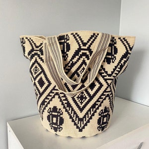 BEIGE UND SCHWARZ Tasche | Handgemachte Strandtasche | Wayuu Mochila Tasche | Trendige Strandtasche | Kolumbianische große Schulter häkeln Sommer Pool Einkaufstasche