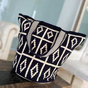 BEIGE UND SCHWARZ Tasche | Handgemachte Strandtasche | Wayuu Mochila Tasche | Trendige Strandtasche | Kolumbianische große Schulter häkeln Sommer Pool Einkaufstasche