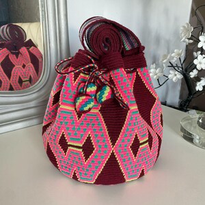 Burgund MEDIUM 1 Faden WAYUU Tasche| Luxus Mochila aus Kolumbien Ausgefallene gehäkelte Crossbody| Handgemachte kolumbianische Eimertasche | Ethische Geldbörse