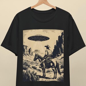 Cowboy UFO Shirt - Vintage Western Alien T-Shirt, 90er Jahre Washed Graphic Tee, beunruhigtes Retro Space Cowboy Shirt, lustiges Sci-Fi Country Shirt