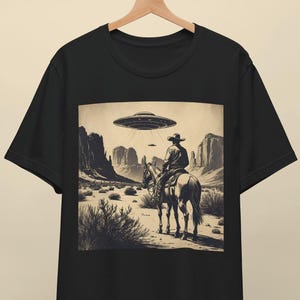 Cowboy UFO Shirt - Vintage Western Alien T-Shirt, 90er Jahre Washed Graphic Tee, beunruhigtes Retro Space Cowboy Shirt, lustiges Sci-Fi Country Shirt