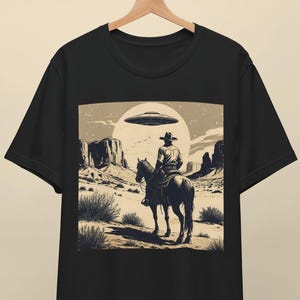 Cowboy UFO Shirt - Vintage Western Alien T-Shirt, 90er Jahre Washed Graphic Tee, beunruhigtes Retro Space Cowboy Shirt, lustiges Sci-Fi Country Shirt