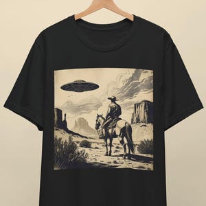 Cowboy UFO Shirt - Vintage Western Alien T-Shirt, 90er Jahre Washed Graphic Tee, beunruhigtes Retro Space Cowboy Shirt, lustiges Sci-Fi Country Shirt