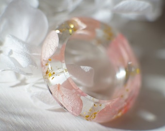 Blütenring, Resinring mit getrockneten Hortensienblüten und Goldglitter