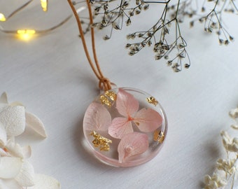 Wasserdichte verstellbare Halskette, Harzanhänger, rosa Hortensienblüten mit echter Goldfolie