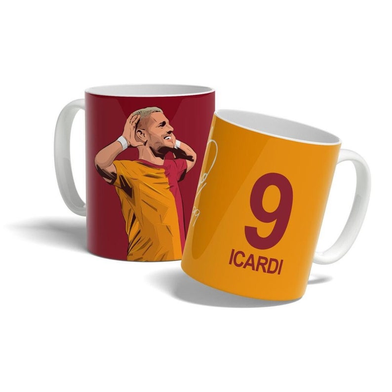 K&ouml;nnte beinhalten: Zwei wei&szlig;e Keramikbecher mit einem Design, das einen Fu&szlig;ballspieler zeigt, der ein rot-gelbes Trikot tr&auml;gt. Eine Tasse zeigt eine Nahaufnahme des Gesichts des Spielers und die andere Tasse hat die Nummer 9 und den Namen "ICARDI" aufgedruckt.