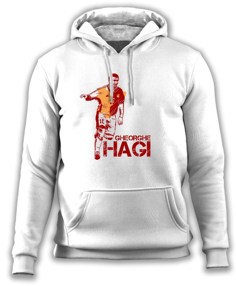 K&ouml;nnte beinhalten: Wei&szlig;er Kapuzenpullover mit einer roten Grafik eines Fu&szlig;ballspielers mit dem Text "Gheorghe Hagi" in Rot.