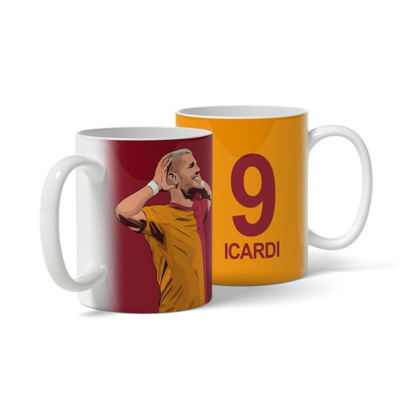 K&ouml;nnte beinhalten: Zwei wei&szlig;e Keramikbecher mit einem hitzeempfindlichen Design. Ein Becher zeigt einen Fu&szlig;ballspieler in einem rot-gelben Trikot, der andere Becher hat einen gelben Hintergrund mit der Nummer 9 und dem Namen Icardi in rot.