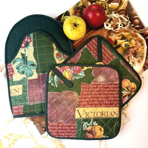 Può includere: Set di tre presine imbottite verdi con un motivo floreale e del testo. Le presine hanno un tema vittoriano con testo che recita "Victorian" e "Queen of the Wild Garden".