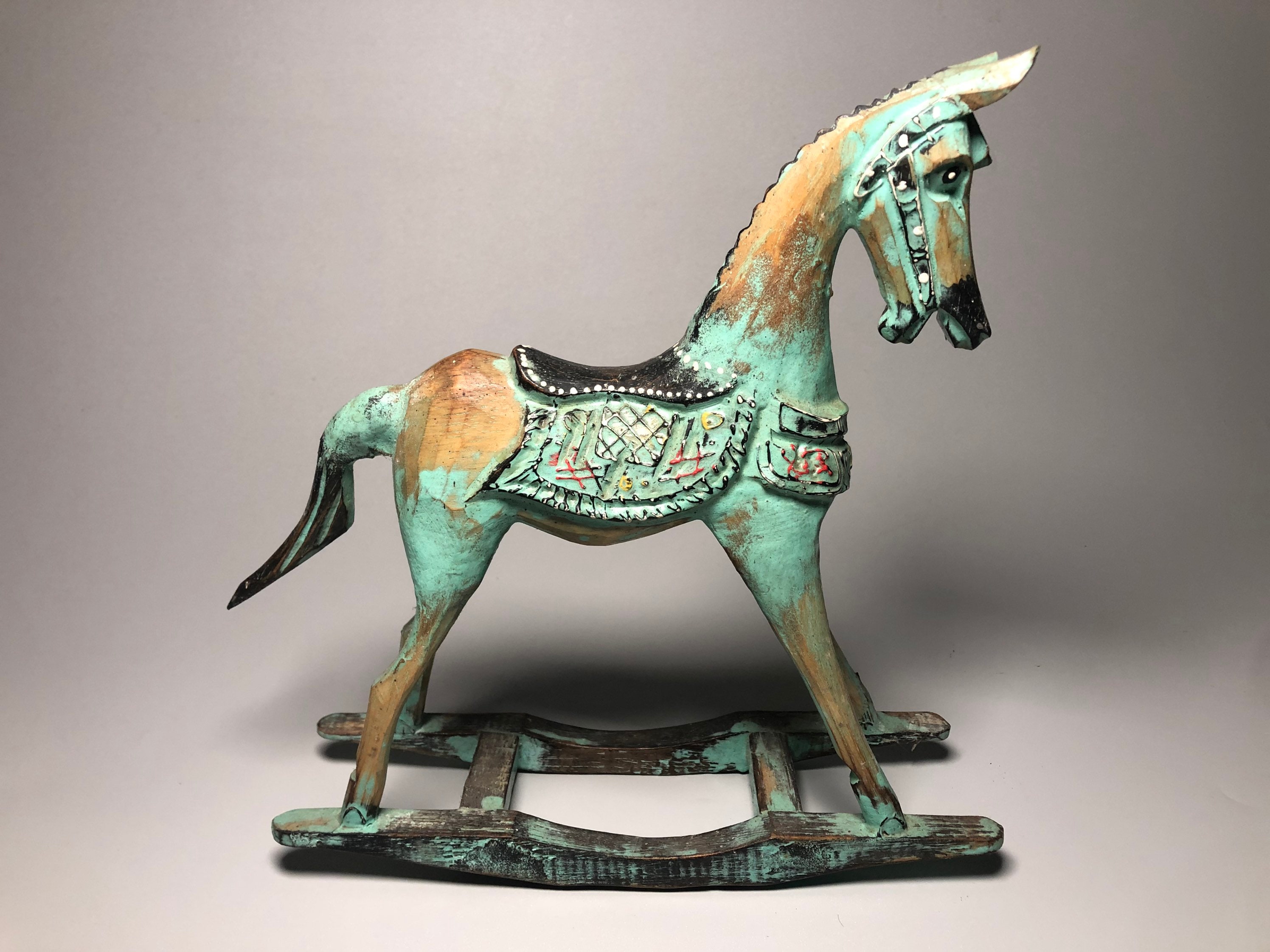 木製ロッキングホース 手彫り装飾付き 木製ロッキングホース、馬のフィギュア、木製彫刻、ロッキングホース