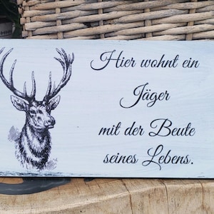 Handgemachtes Jägerschild aus Holz – Hier wohnt ein Jäger mit der Beute seines Lebens – Geschenk für Jäger & Liebhaber rustikaler Dekoration