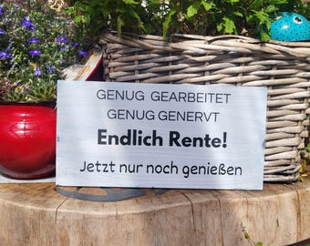 May include: White wooden sign with black text that reads "GENUG GEARBEITET GENUG GENERVT Endlich Rente! Jetzt nur noch geniessen".
