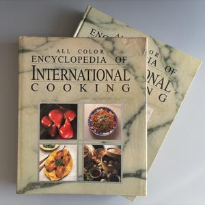 1988 vintage alle kleuren encyclopedie van internationaal koken hardcover kookboek met wereldrecepten Duits Chinees Amerikaans Italiaans Thais Indiaas
