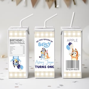 Peut inclure: Trois boîtes de jus avec des pailles blanches. Les boîtes ont un motif vichy beige. L'une porte l'inscription "BIRTHDAY Nutrition Facts" et un graphisme Bluey. Une autre dit "on THIS episode of BLUEY" et "Avery Jayne TURNS ONE". La dernière dit "APPLE" et a un code-barres.