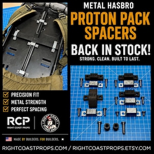 Peut inclure: Jeu d'entretoises en métal pour Proton Pack Hasbro comprenant des composants noirs et argentés avec des vis. Le texte indique METAL HASBRO PROTON PACK SPACERS BACK IN STOCK! STRONG. CLEAN. BUILT TO LAST. PRECISION FIT, METAL STRENGTH, PERFECT SPACING, RCP RIGHT COAST PROPS.