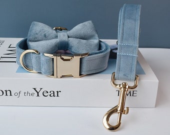 Collar y correa de terciopelo azul polvoriento para perro: pajarita personalizada y placa con nombre grabada.