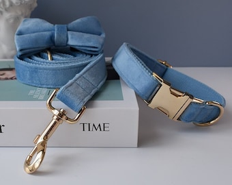 Collar y correa de terciopelo azul bebé para perro: pajarita personalizada y placa con nombre grabada.