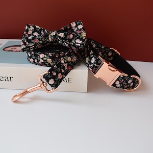 Collier et l’ensemble de laisse de nœud papillon personnalisé à nœud papillon floral noir, collier de chien de mariage fait à la main avec plaque signalétique gravée personnalisée