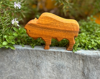 Animal en bois sculpté buffle bison Waldorf Montessori figure en bois