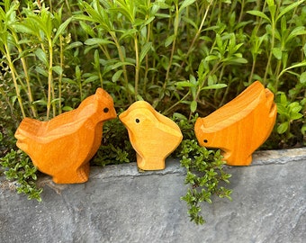 Poulets et un poussin animaux de la ferme en bois sculpté