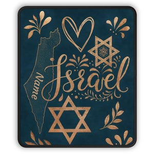 Könnte beinhalten: Ein rechteckiger, marineblauer Teppich mit schwarzem Rand. Er zeigt goldfarbene Illustrationen des Landes Israel, ein Herz, Davidstern-Symbole und das Wort "Israel" in eleganter Schrift. Das Wort "Name" ist ebenfalls vorhanden.