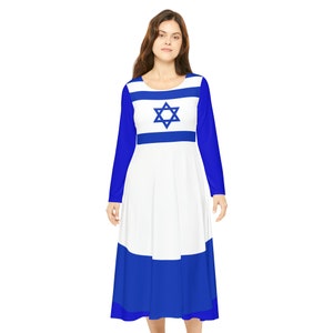 Op de afbeelding: Een jurk met lange mouwen met de vlag van Israël. De jurk heeft een witte rok en een blauw lijfje met een witte streep en een Davidster. De mouwen zijn effen blauw.